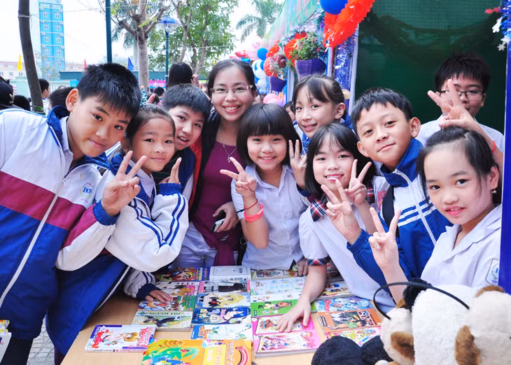 Niềm vui của cô, trò Trường Đoàn Thị Điểm Hạ Long trong ngày kỷ niệm thành lập trường. Ảnh chụp ngày 7/1/2016.