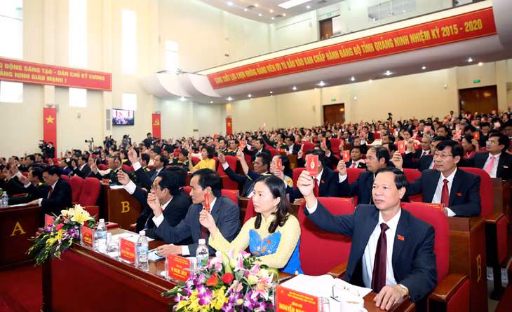Các đại biểu biểu quyết thông qua các chỉ tiêu phát triển kinh tế - xã hội nhiệm kỳ 2015-2020 tại Đại hội đại biểu Đảng bộ tỉnh Quảng Ninh lần thứ XIV. Ảnh: Đỗ Phương