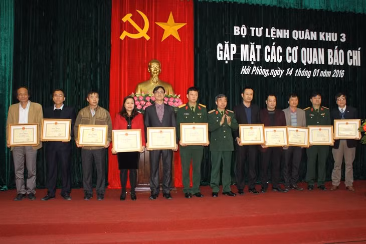 Trung tướng Đỗ Căn, Bí thư Đảng ủy, Chính ủy Quân khu trao tặng bằng khen của Bộ Tư lệnh Quân khu cho các tập thể có thành tích xuất sắc trong công tác tuyên truyền nhiệm vụ quân sự-quốc phòng địa phương trong năm 2015.
