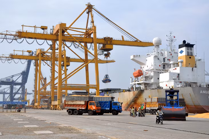 Bốc dỡ hàng hoá tại cảng Cái Lân. Ảnh: Đỗ Phương
