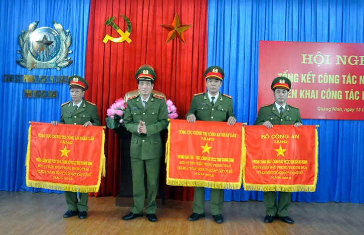 Thiếu tướng Đoàn Việt Mạnh, Cục trưởng Cục PCCC và CNCH trao cờ của Bộ Công an cho các đơn vị.