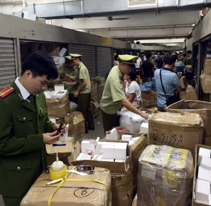 Lực lượng chức năng kiểm tra, bắt giữ hơn 5 tấn mỹ phẩm nhập lậu đầu tháng 12-2015 .