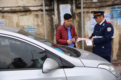Lực lượng TTGT tiến hành kiểm tra phương tiện xe Taxi 