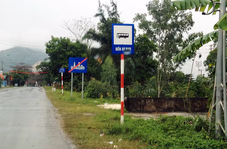 Biển báo điểm đón xe của tuyến bus lúc đầu (trước cổng UBND xã Hạ Long) đến nay vẫn còn mà xe thì không hoạt động tới nơi này.