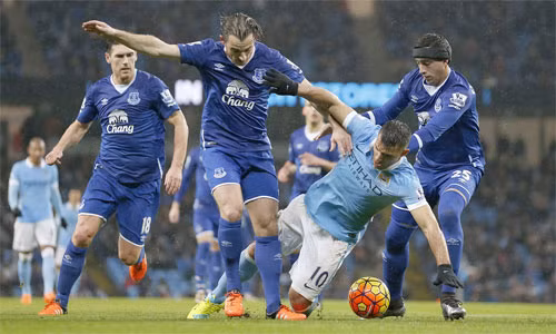 Man City (áo xanh nhạt) tiếp tục gặp khó trước lối chơi kỷ luật của Everton. Ảnh: Shutterstock.