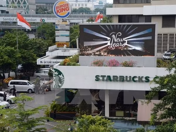 Lực lượng an ninh Indonesia điều tra tại hiện trường vụ nổ ở Jakarta. (Nguồn: AFP/TTXVN)