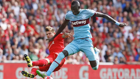 Thể lực sa sút sẽ khiến Liverpool (trái) khó lòng cản bước West Ham đi tiếp