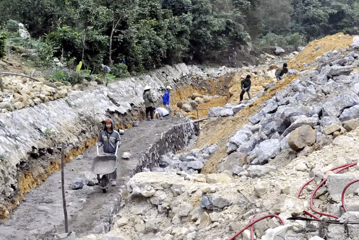 Công nhân Công ty CP Tư vấn và Xây dựng Sa Vĩ thi công kè suối và sửa chữa tuyến đường khu vực thôn Đồng Gianh, xã đảo Bản Sen, huyện Vân Đồn.