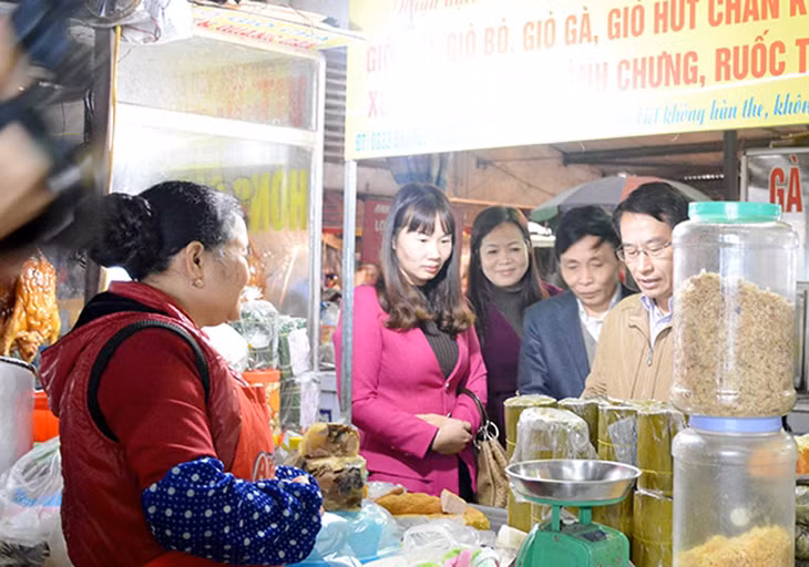Đoàn kiểm tra liên ngành kiểm tra ATTP các cửa hàng kinh doanh thực phẩm tại Móng Cái