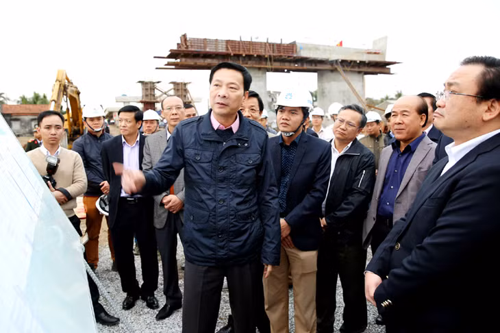 Đồng chí Nguyễn Văn Đọc, Bí thư Tỉnh ủy, Chủ tịch HĐND tỉnh báo cáo với Phó Thủ tướng tiến độ thực hiện Cao tốc Hạ Long – Hải Phòng.