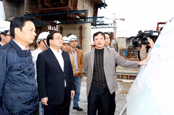 Phó Thủ tướng Hoàng Trung Hải nghe lãnh đạo Sở GTVT Quảng Ninh báo cáo