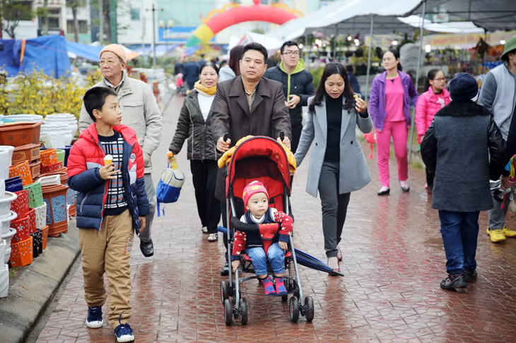 Chợ hoa xuân trở thành điểm vui chợi của nhiều gia đình.