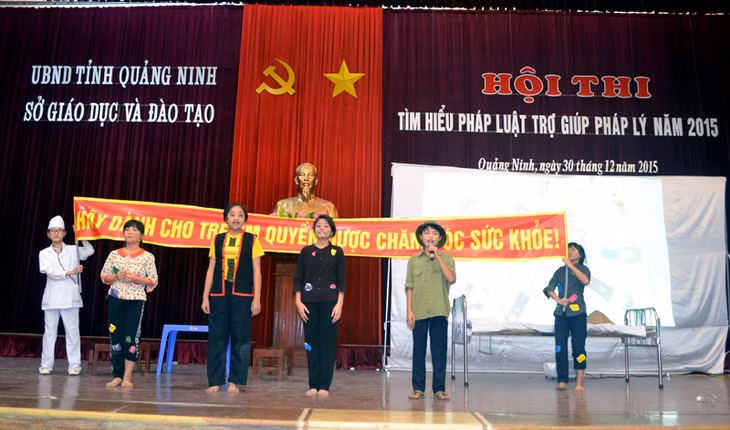 Tiểu phẩm “Chuyện nhà Moi” do đội thi huyện Hoành Bồ thể hiện giành giải nhì, phần thi tiểu phẩm.