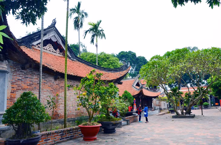 Chùa Vĩnh Nghiêm có không gian rộng, kiến trúc độc đáo theo hình thức một trục lớn, mái chùa cong vút cùng nhiều hiện vật quý giá.