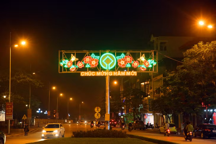 Đường phố Hạ Long lung linh ánh đèn màu.