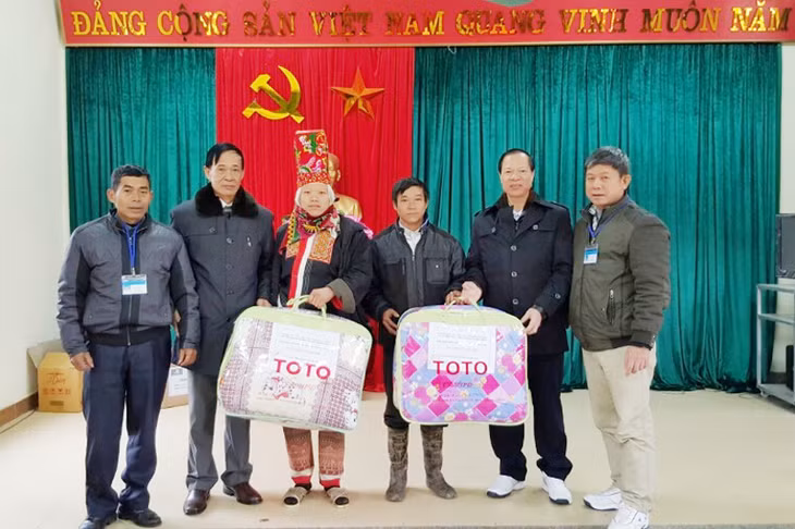 Lãnh đạo Sở TN&MT tặng quà cho các gia đình khó khăn bị ảnh hưởng do rét đậm, rét hại tại xã Đồng Tâm, Bình Liêu
