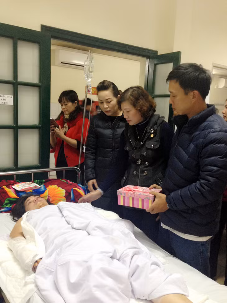 Lãnh đạo Phòng GD và ĐT thị xã thăm, động viên và tặng số tiền cho cô giáo Nguyễn Thị Hằng tại bệnh viện. 