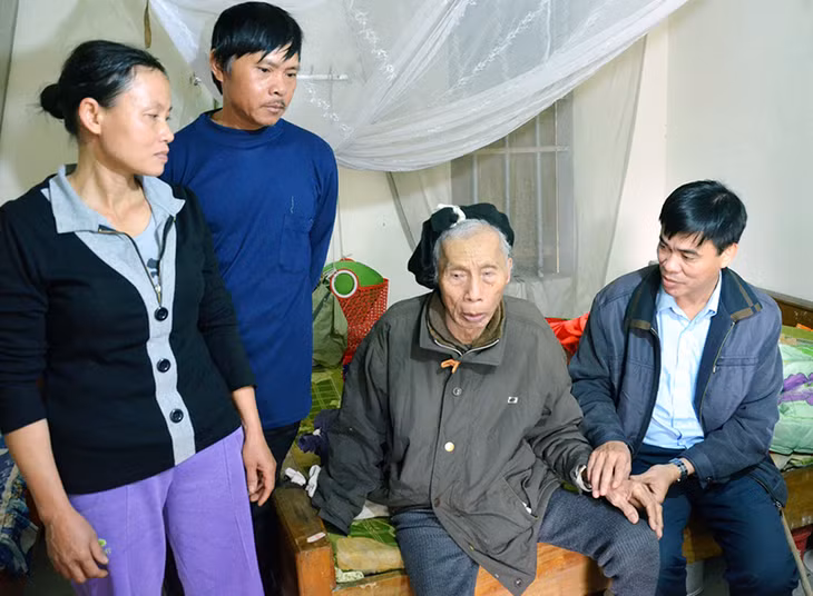 Cán bộ Phòng LĐ-TB&XH TX Đông Triều thăm hỏi ông Nguyễn Văn Tăng, thương binh hạng 2/4, thôn 8, xã Nguyễn Huệ.