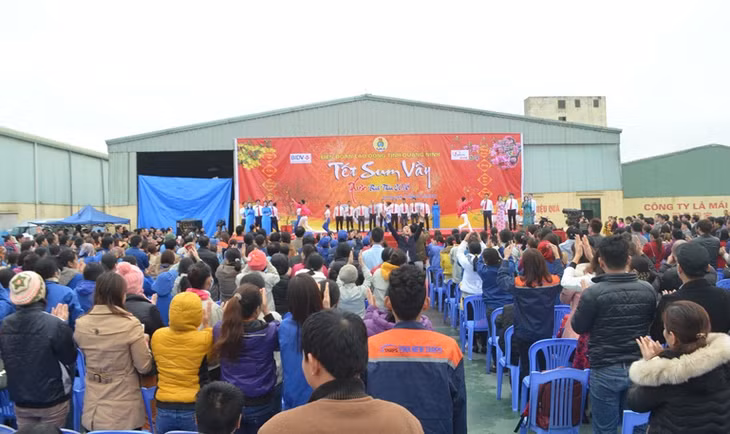 Hơn 500 CNLĐ tham gia chương trình Tết Sum vầy Bính thân 2016.