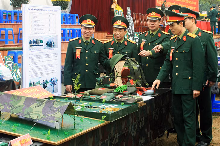 Đại biểu tham dự Đại hội Đảng bộ Quân sự tỉnh lần thứ XII, nhiệm kỳ 2015-2020, tham quan mô hình hậu cần tại Đại hội. Ảnh: Bộ CHQS tỉnh cung cấp