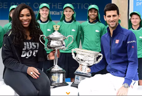 Nhà vô địch Úc mở rộng đơn nữ (Serena Williams, trái) và vô địch Úc mở rộng đơn nam (Novak Djokovic, phải)