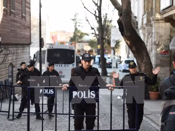 Cảnh sát Thổ Nhĩ Kỳ phong tỏa khu vực Sultanahmet ở Istanbul ngày 12/1. (Nguồn: AFP/TTXVN)