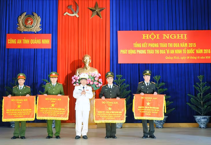 Thừa uỷ quyền của Bộ Công an, Đại tá Đỗ Văn Lực, Giám đốc Công an tỉnh trao tặng cờ thi đua của Bộ Công an cho 4 đơn vị.