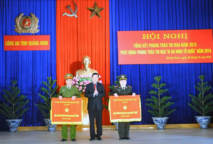 Đồng chí Nguyễn Đức Long, Phó Bí thư Tỉnh uỷ, Chủ tịch UBND tỉnh tặng cờ dẫn đầu phong trào thi đua “Vì ANTQ” của UBND tỉnh cho 2 đơn vị