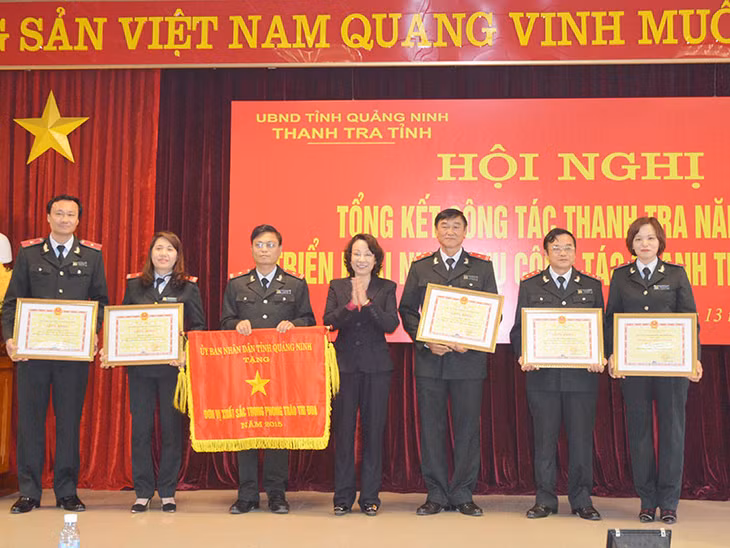 Đồng chí Vũ Thị Thu Thủy, Phó Chủ tịch UBND tỉnh trao cờ và bằng khen của UBND tỉnh cho các tập thể, cá nhân của ngành Thanh tra tỉnh có thành tích xuất sắc trong phong trào thi đua năm 2015.