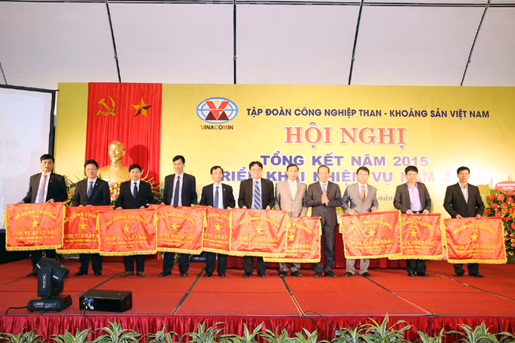 Thứ trưởng Bộ Công Thương Cao Quốc Hưng trao cờ thi đua của Bộ Công Thương cho các tập thể có thành tích trong năm 2015.