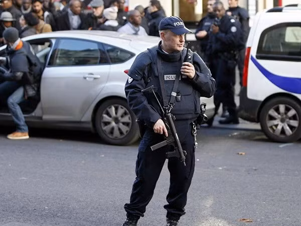 Lục lượng cảnh sát Pháp tại hiện trường vụ án. (Nguồn: Reuters)