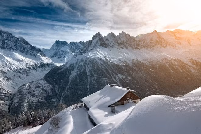  Nhìn từ trên cao, ngôi nhà ở thung lũng Chamonix (Pháp) dường như biến mất trong tuyết.