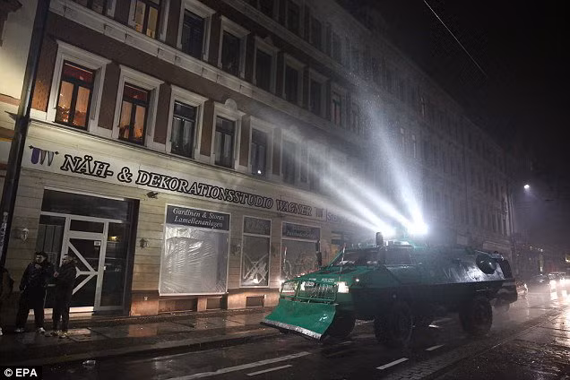 Cảnh sát Đức tuần tra ở Leipzig sau khi các vụ biểu tình phản đối người tị nạn biến thành bạo lực ngày 11-1 (Ảnh: Daily Mail)