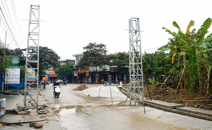 Xã Quảng Minh (Hải Hà), con đường chính dẫn vào xã đang được mở rộng dưới sự chung tay, góp sức của người dân (ảnh 2). 