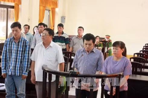 Các bị cáo trước vành móng ngựa.