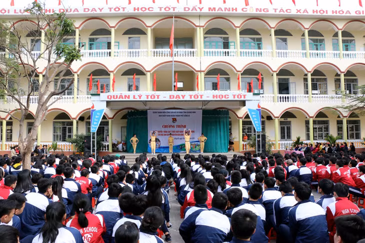 Tuyên truyền nâng cao ý thức chấp hành Luật Giao thông cho học sinh, sinh viên thông qua việc lồng ghép các tiết mục văn nghệ, tiểu phẩm liên quan chủ đề ATGT. Trong ảnh: Buổi tuyên truyền Luật Giao thông tại Trường THPT Hồng Đức, TP Uông Bí.