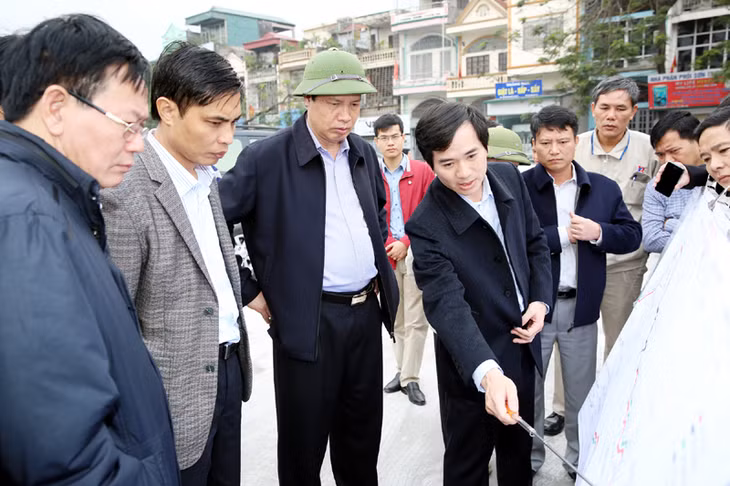 Lãnh đạo TP Cẩm Phả báo cáo với đoàn công tác tiến độ thực hiện GPMB trên địa bàn thành phố.