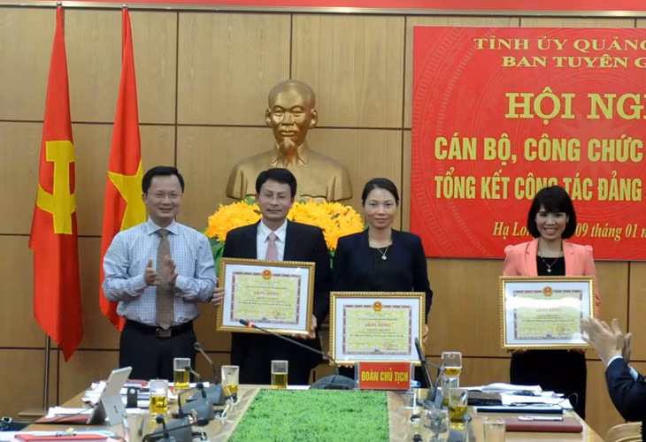 Đồng chí Cao Tường Huy, Trưởng Ban Tuyên giáo Tỉnh uỷ trao tặng bằng khen của UBND tỉnh cho các tập thể, cá nhân.