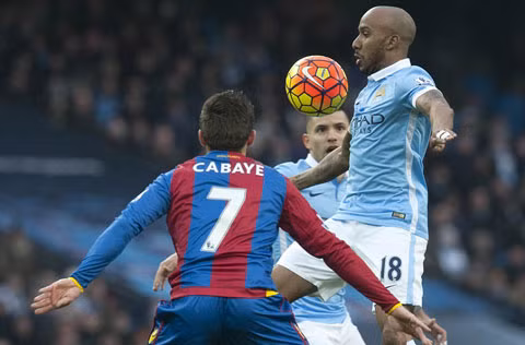Một pha tranh chấp giữa Delph và Cabaye