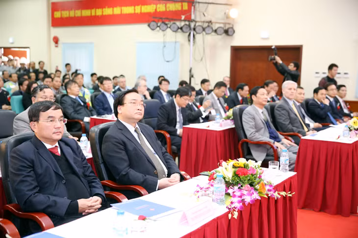 Các đại biểu Trung ương và tỉnh dự lễ mừng phát điện vận hành thương mại Nhà máy Nhiệt điện Mông Dương I.