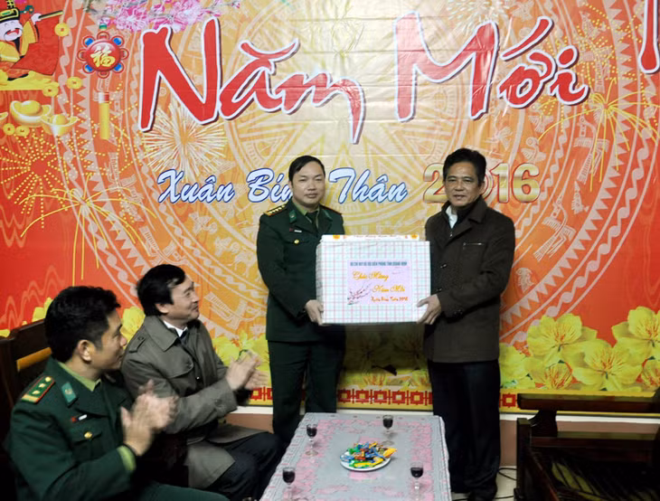 Lãnh đạo Bộ Chỉ huy BĐBP tỉnh tặng quà, chúc Tết Huyện ủy Cô Tô.