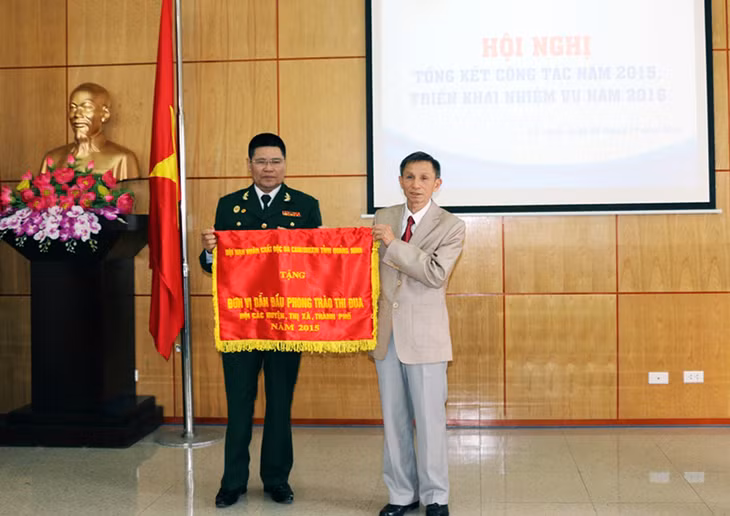 Hội Nạn nhân chất độc dan cam/dioxin tỉnh tặng cờ, giấy khen cho các tập thể, cá nhân đã có thành tích xuất sắc.