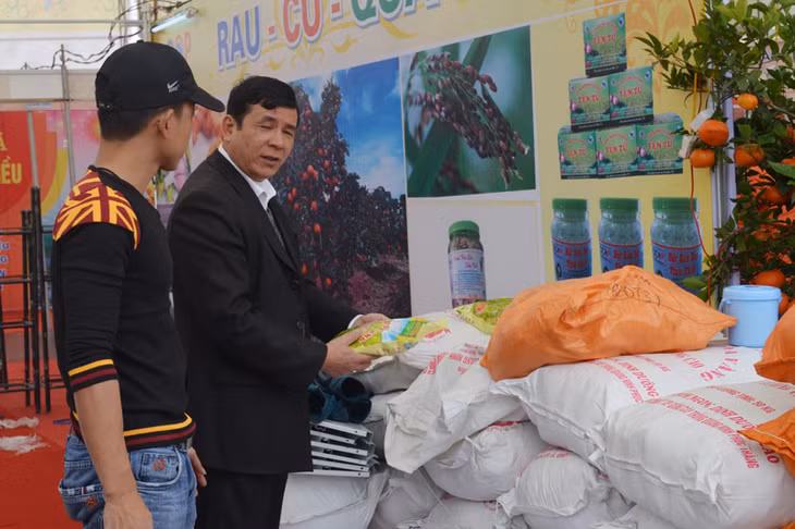 Lãnh đạo TX Đông Triều kiểm tra việc niêm yết giá các sản phẩm