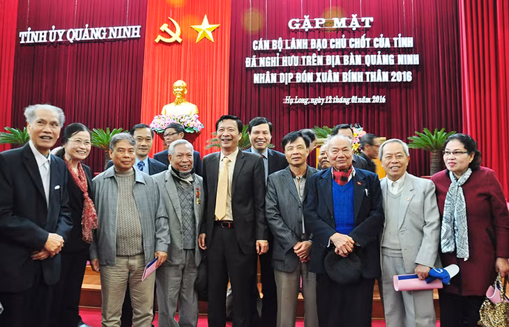 Các đồng chí lãnh đạo tỉnh và các đại biểu dự buổi gặp mặt.
