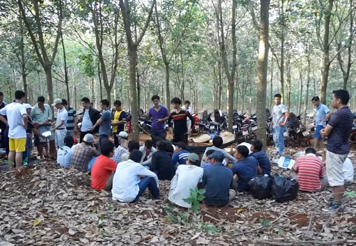 Cảnh sát cải trang bắt hàng chục thanh niên tại sòng bạc. Ảnh: Xuân Thắng.