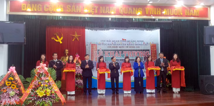 Các đại biểu cắt băng khánh thành