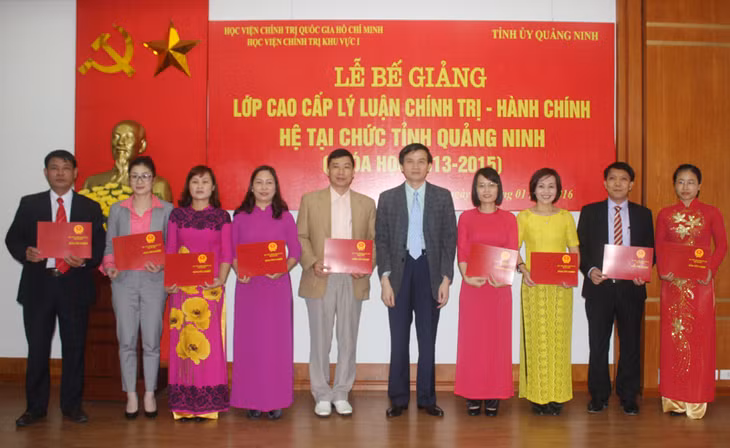 Đại diện lãnh đạo Học viện Hành chính-Chính trị khu vực I trao bằng tốt nghiệp cho các học viên