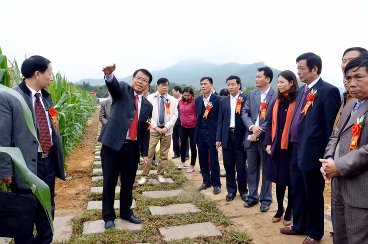 Đại diện đơn vị chủ đầu tư - Hợp tác xã Nông dược xanh Tinh hoa giới thiệu tổng quan về khu du lịch sinh thái cho quan khách 