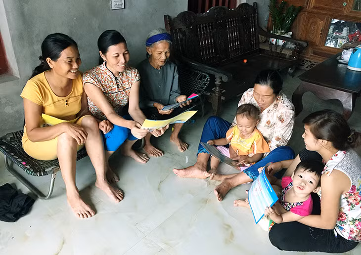Chị Hoàng Thị Xuân, Chi hội trưởng Chi hội Phụ nữ kiêm nhân viên y tế thôn Đồng Đặng, xã Sơn Dương, huyện Hoành Bồ (thứ hai, bên trái) tuyên truyền kiến thức chăm sóc sức khoẻ sinh sản cho hộ gia đình bà Nguyễn Thị Xá.