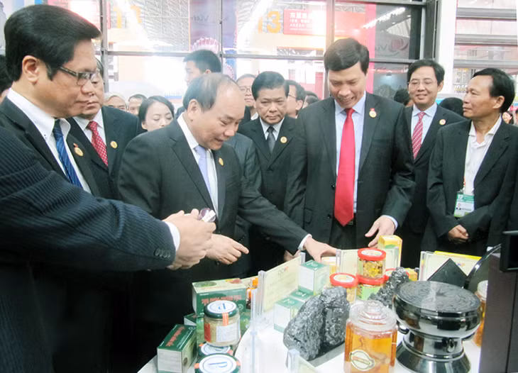 Các đồng chí lãnh đạo Trung ương và tỉnh tham quan gian hàng giới thiệu các sản phẩm OCOP Quảng Ninh tại Hội chợ Thương mại Asean - Trung Quốc lần thứ 12. (Ảnh do Trung tâm xúc tiến thương mại cung cấp)